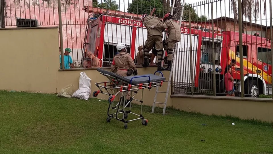 Veja vídeo! Lança atravessa pé de menino ao tentar pular muro de igreja