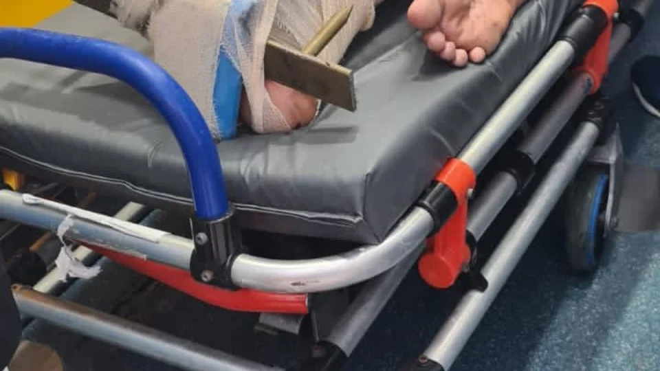 Lança atravessa pé de menino ao tentar pular muro de igreja; Veja vídeo!