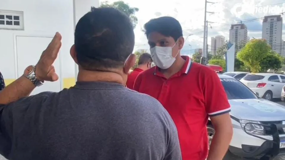 Veja vídeo! Jovem faz PM aposentado refém no Alvorada após fugir de população