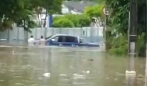 Vídeo;Casal fica preso em veículo após tentar atravessar rua alagada no bairro Flores, em Manaus