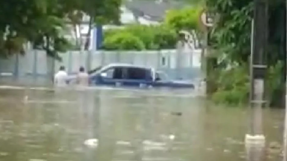 Vídeo;Casal fica preso em veículo após tentar atravessar rua alagada no bairro Flores, em Manaus
