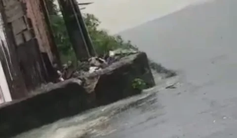 Veja vídeo! Muro cai e ônibus atravessa via alagada no Monte das Oliveiras