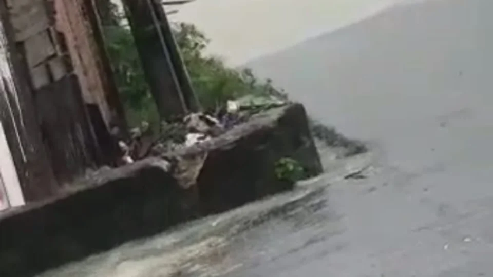 Veja vídeo! Muro cai e ônibus atravessa via alagada no Monte das Oliveiras