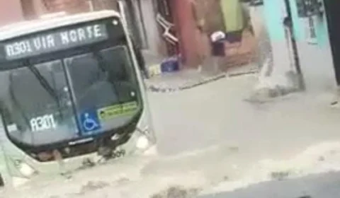 Muro cai e ônibus atravessa via alagada no Monte das Oliveiras; Veja vídeo!
