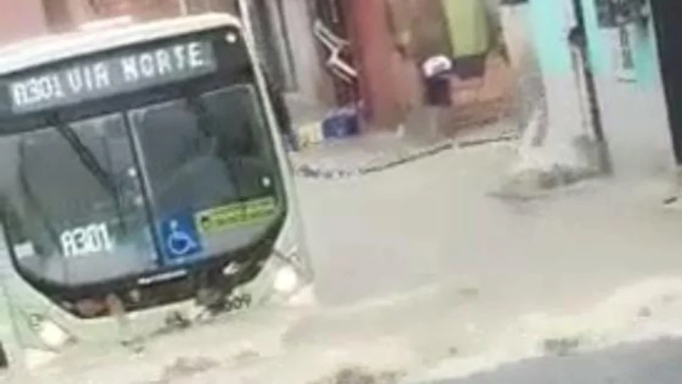 Muro cai e ônibus atravessa via alagada no Monte das Oliveiras; Veja vídeo!
