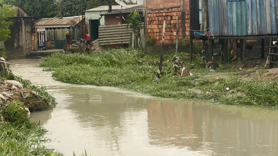 Nossa Senhora de Fátima 1 tem ruas alagadas, casas e veículo invadidos pela água da chuva