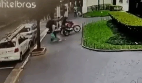 Veja vídeo; Ladrões em moto assaltam e arrastam mulher e cão durante fuga