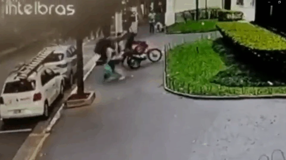 Veja vídeo; Ladrões em moto assaltam e arrastam mulher e cão durante fuga