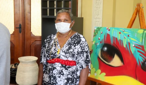 Artesã indígena ganha minidocumentário em exposição de arte em Manaus