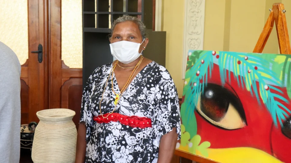 Artesã indígena ganha minidocumentário em exposição de arte em Manaus
