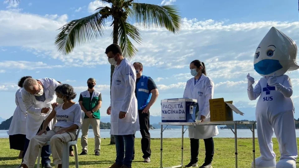 Brasil registra 11.716 novos casos e 318 mortes