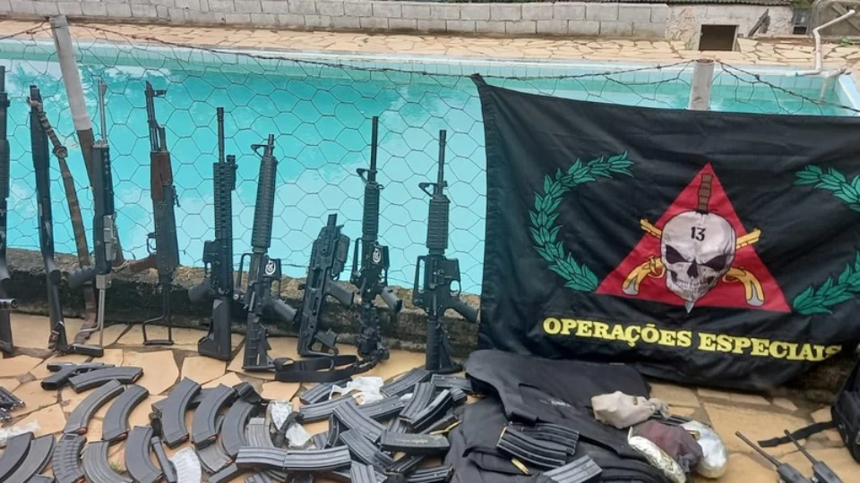 Durante troca de tiros entre polícia e suspeitos de roubar bancos, 25 criminosos morrem em MG