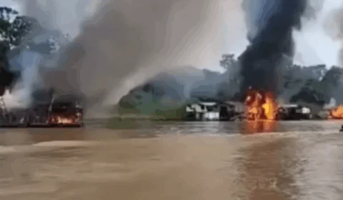 Veja balsas de garimpeiros ilegais sendo queimadas durante operação da PF na região Amazônica; VÍDEO