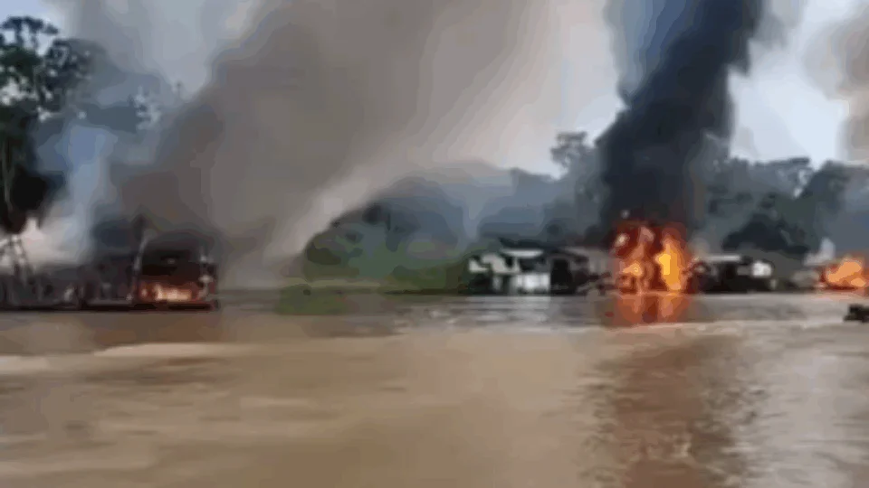 Veja balsas de garimpeiros ilegais sendo queimadas durante operação da PF na região Amazônica; VÍDEO