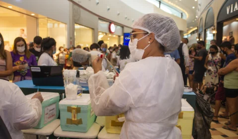 Campanha de vacinação contra a Covid-19 terá novos shoppings como pontos de atendimento em Manaus