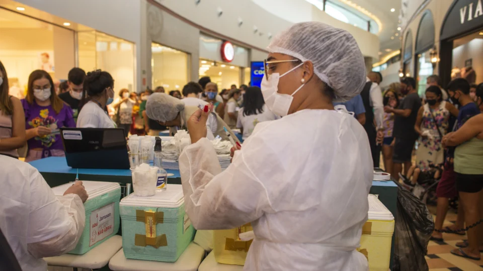 Campanha de vacinação contra a Covid-19 terá novos shoppings como pontos de atendimento em Manaus