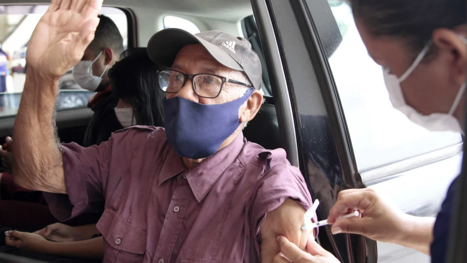 21 pontos de vacinação contra a Covid-19 funcionarão neste sábado (27) em Manaus