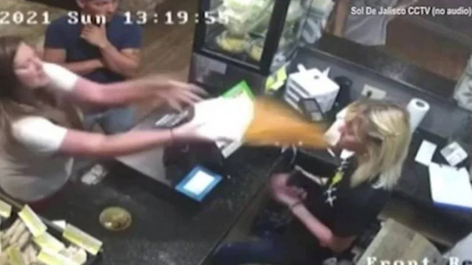 Cliente insatisfeita joga sopa quente no rosto de gerente de restaurante; Veja vídeo