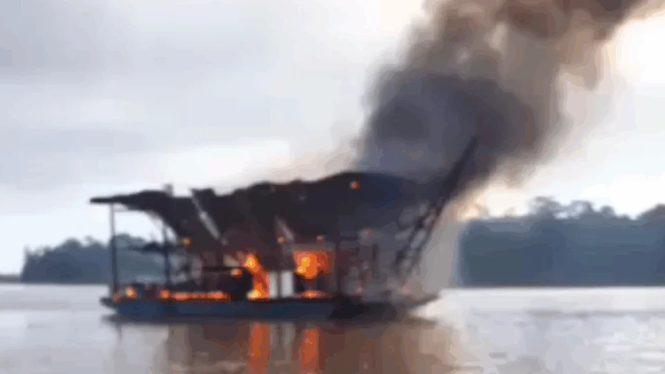 VEJA VÍDEO; Balsas de garimpeiros ilegais são queimadas durante operação da PF na região Amazônica