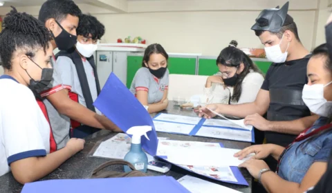 Alunos da zona Leste recebem palestra de escritor na 2ª Semana do Livro