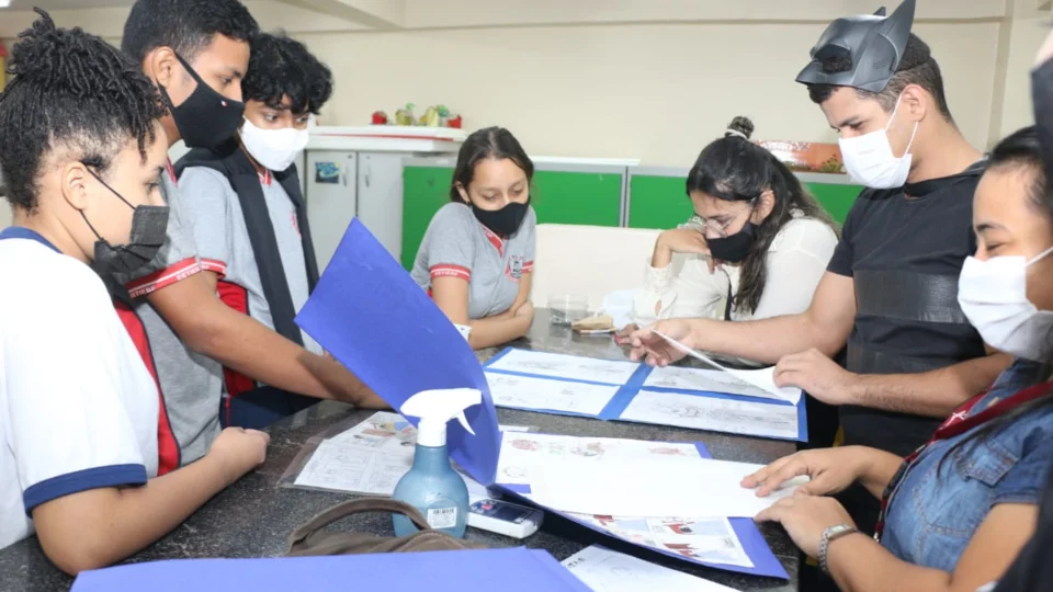 Alunos da zona Leste recebem palestra de escritor na 2ª Semana do Livro