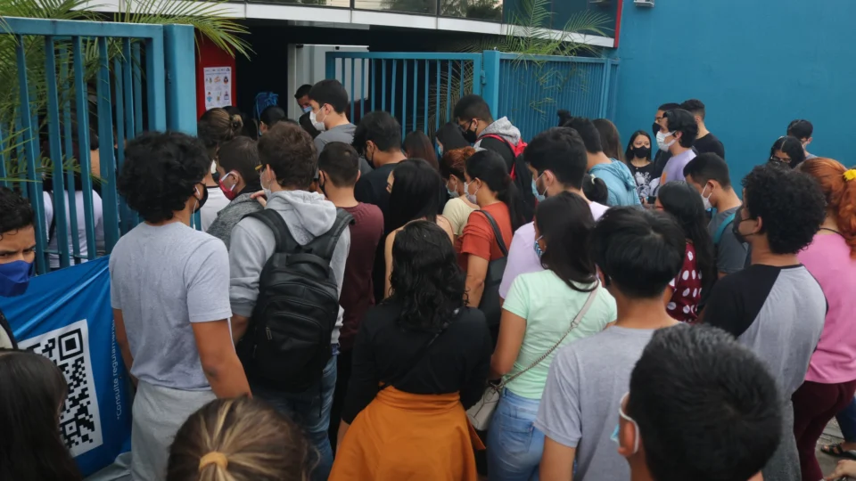 Participantes do Enem 2022 realizam provas de exatas neste domingo