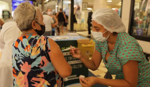 Covi-19: Vacinação em shoppings é prorrogada até dezembro