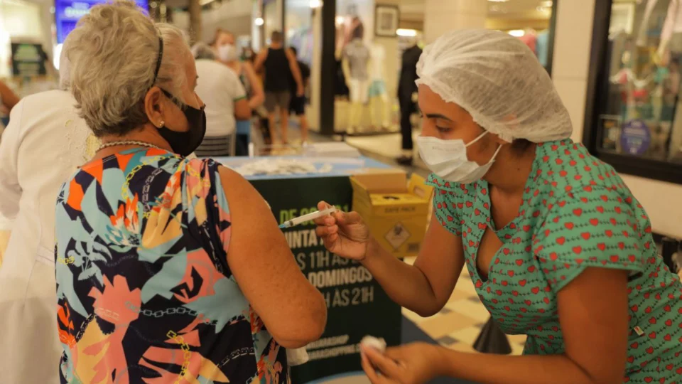 Covi-19: Vacinação em shoppings é prorrogada até dezembro