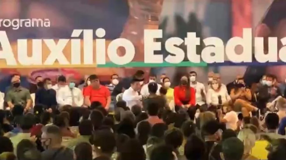 Wilson Lima entrega primeiros cartões do Auxílio Estadual permanente