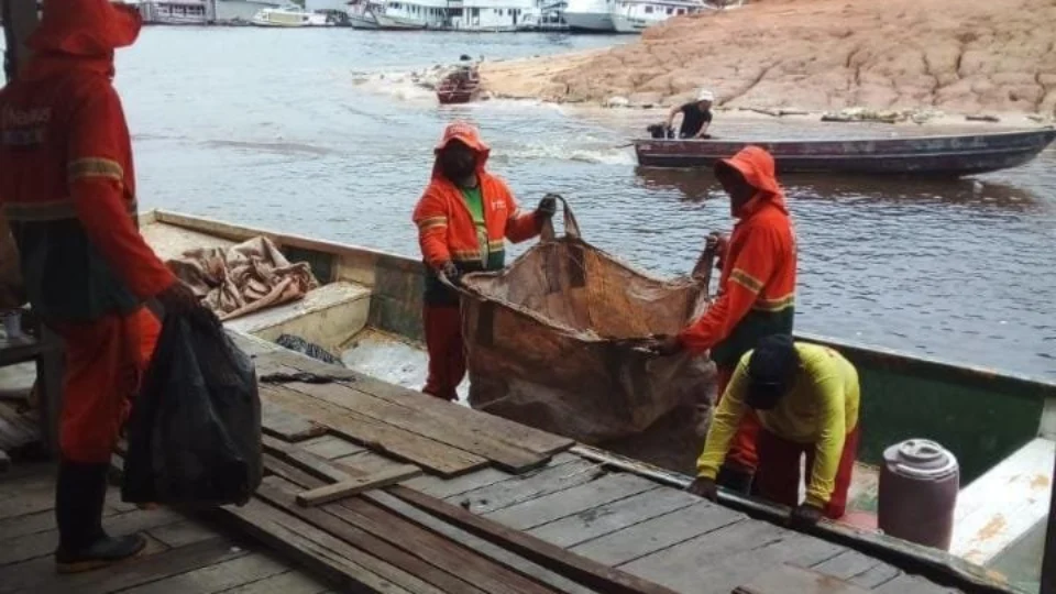 Serviço de limpeza na Marina do Davi é realizado nesta sexta (19)
