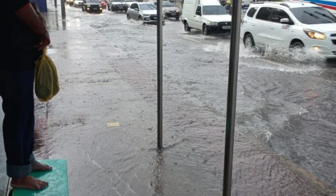 Vídeos; Tem até tobogã! Chuva causa transtornos em vias de Manaus nesta segunda (01)