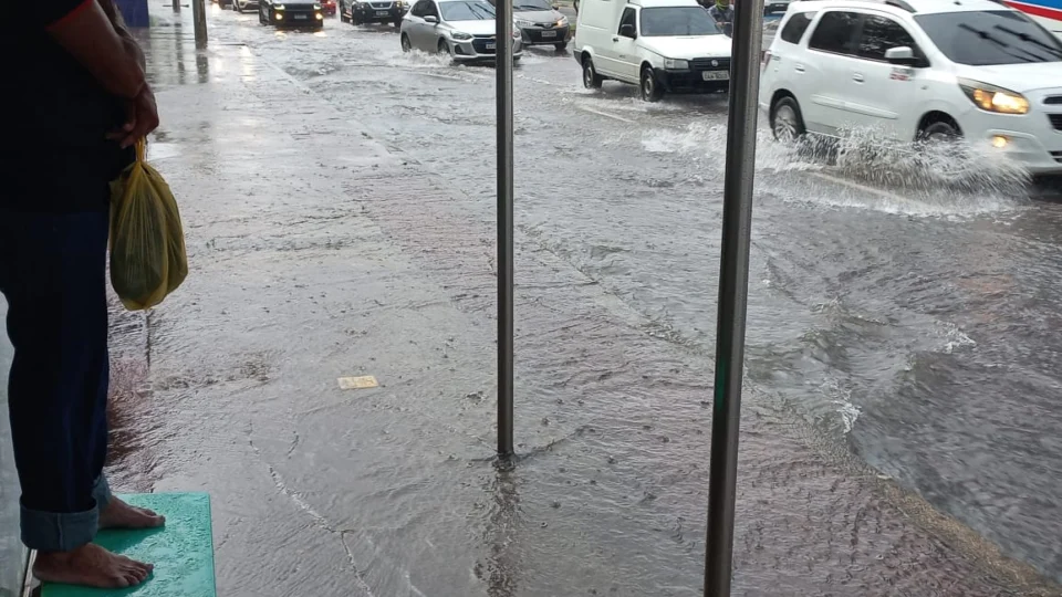 Vídeos; Tem até tobogã! Chuva causa transtornos em vias de Manaus nesta segunda (01)