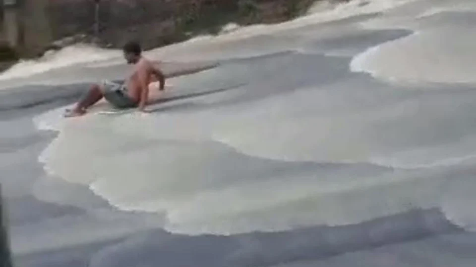 Tem até tobogã! Chuva causa transtornos em vias de Manaus nesta segunda (01); Vídeos