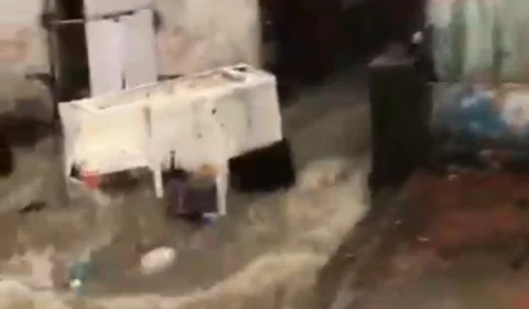 VÍDEO; Moradores do Beco Veneza no São Jorge têm objetos arrastados pela chuva