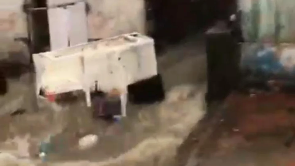 VÍDEO; Moradores do Beco Veneza no São Jorge têm objetos arrastados pela chuva