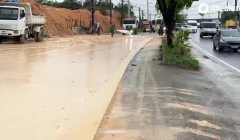 Barranco desaba e lama toma conta da Autaz Mirim, na zona Leste; VÍDEO