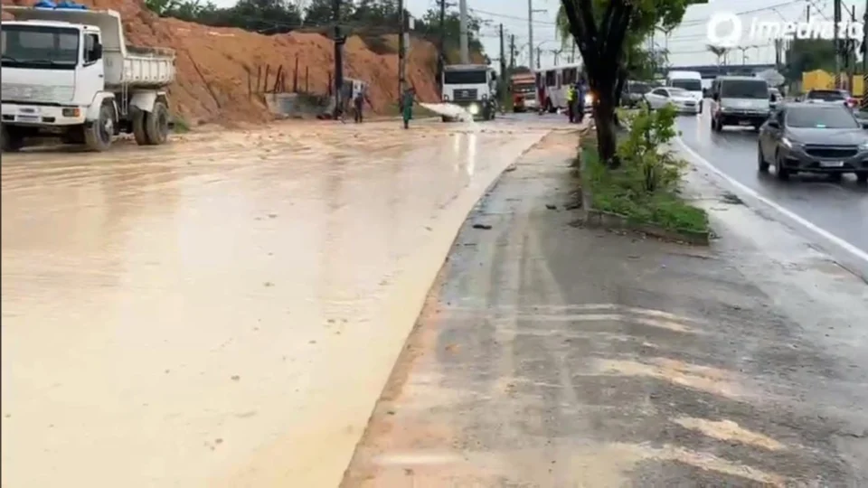 Barranco desaba e lama toma conta da Autaz Mirim, na zona Leste; VÍDEO