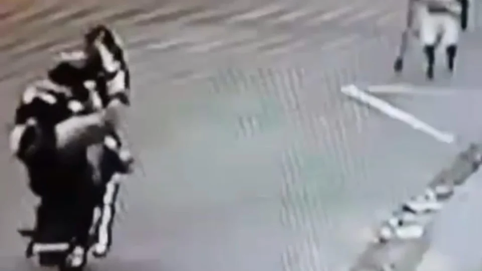 Motociclista foge após matar idoso atropelado ao empinar moto; veja vídeo