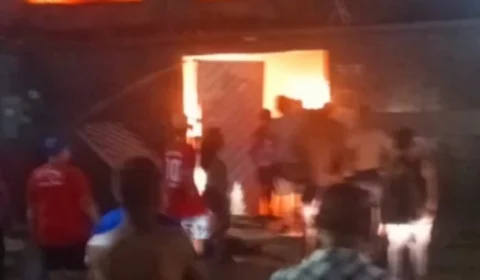 Terrível incêndio destrói casa no São Lázaro