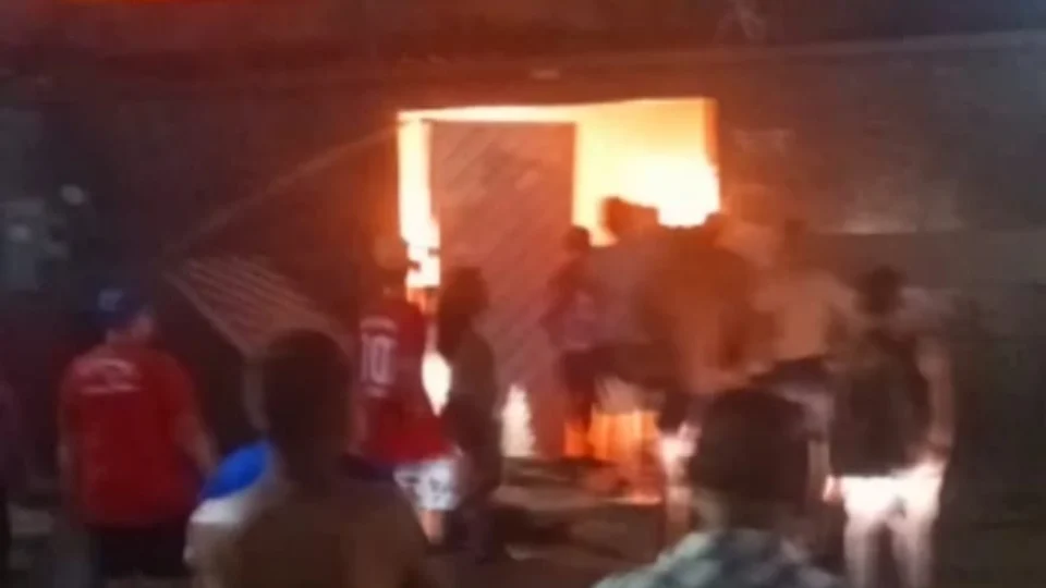 Terrível incêndio destrói casa no São Lázaro