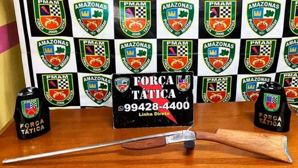 Homem ameaça matar família com espingarda, em Manaus