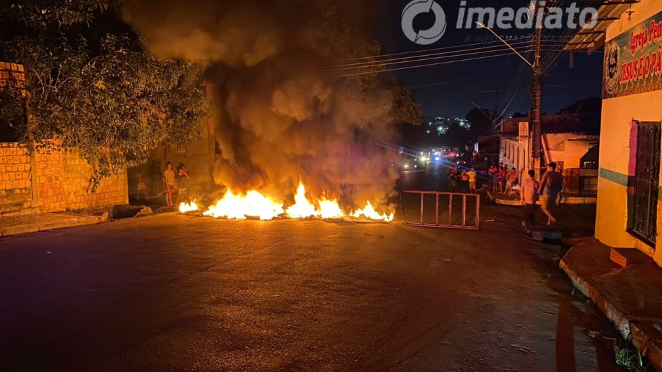 Moradores do Valparaíso realizam manifestação por conta de falta de energia elétrica
