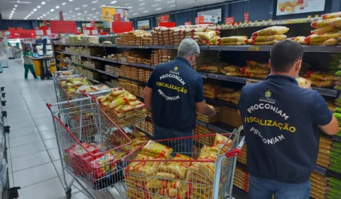 500 Kg de alimentos vencidos são apreendidos pelo Procon-AM em supermercado de Manaus