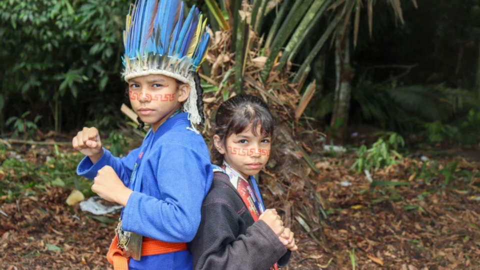 Dupla indígena de 8 e 10 anos disputa campeonato de Jiu-Jitsu na Arena Amadeu Teixeira
