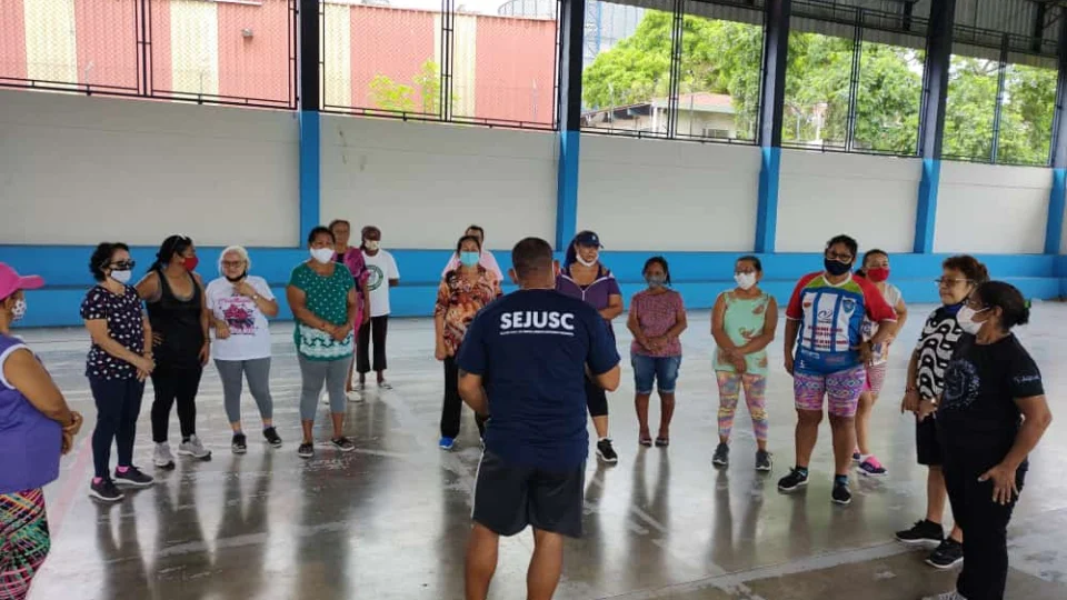 Idosos participam de atividades físicas pela Sejusc nas zonas Leste e Sul da cidade