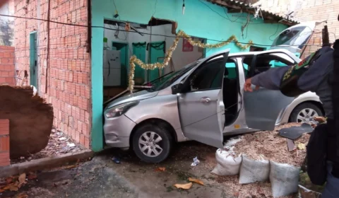 Perseguição policial termina com casa destruída no Nova Esperança; VÍDEO