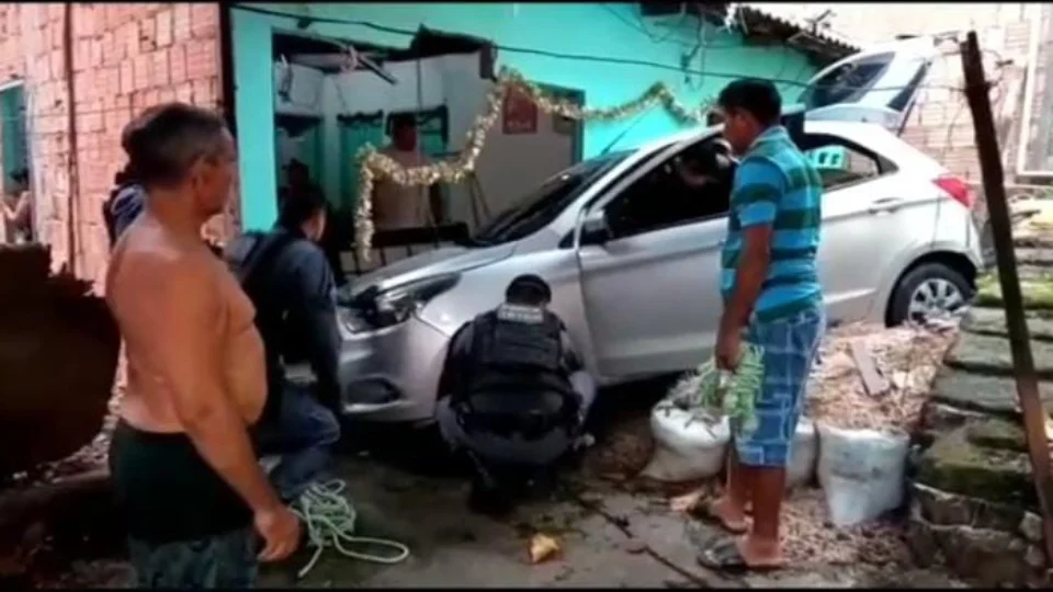 VÍDEO; Perseguição policial acaba com casa destruída no Nova Esperança