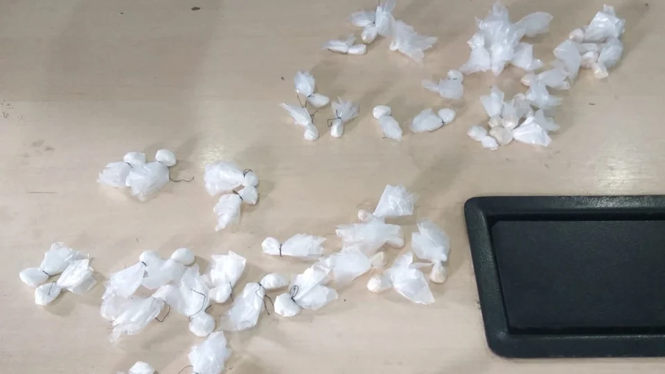 Polícia apreende quantidade expressiva de drogas com adolescentes em rip-rap de Manaus