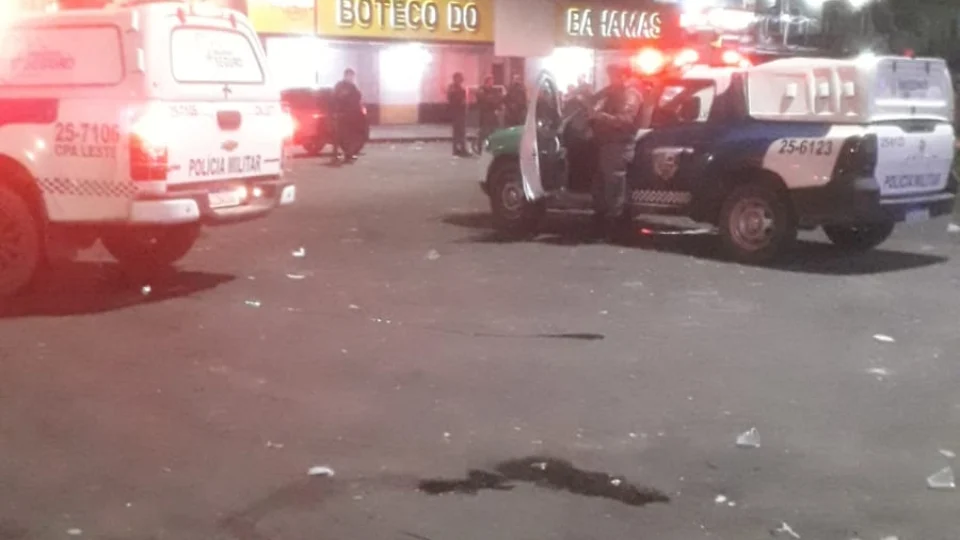 Homem é baleado com 3 tiros em bar na avenida Itauba