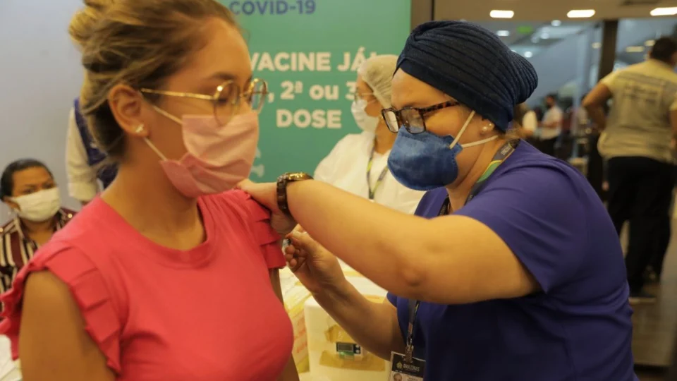 Mais de 26 mil pessoas receberam dose de imunizante nos shoppings de Manaus